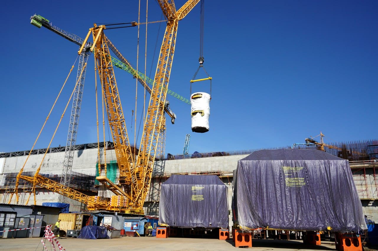 Unloading of reactor vessel shells