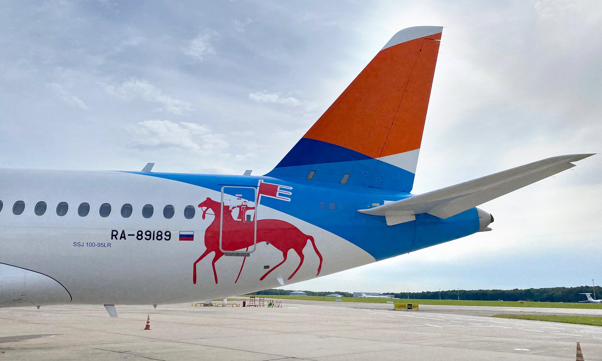 &nbsp;«Суперджет» RA-89189 с именем «Лена»