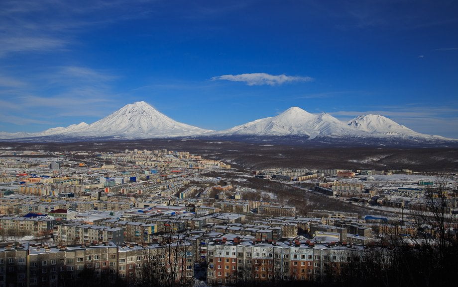 Вид на Петропавловск-Камчатский и вулканы