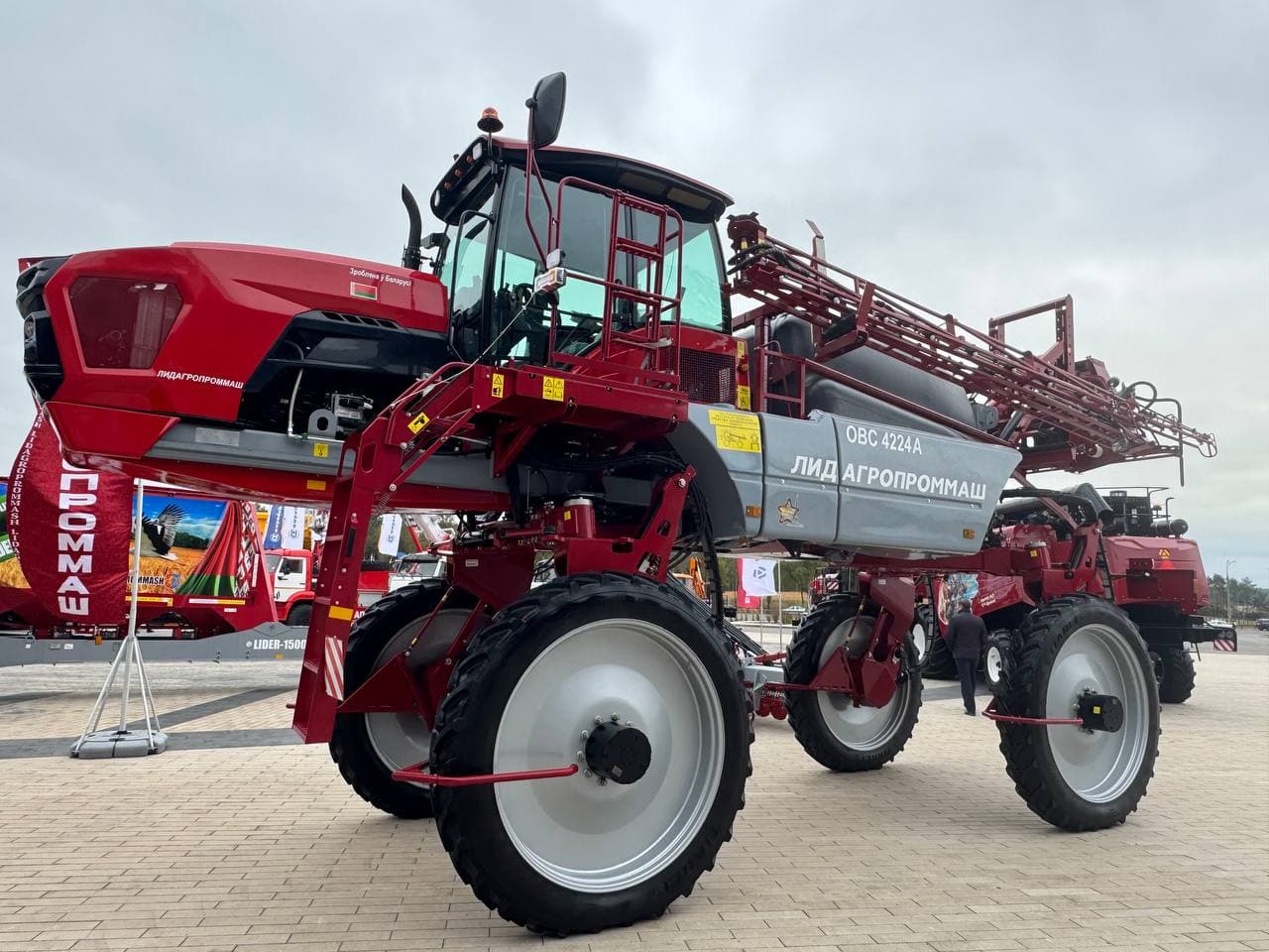 самоходный опрыскиватель ОВС-4224А