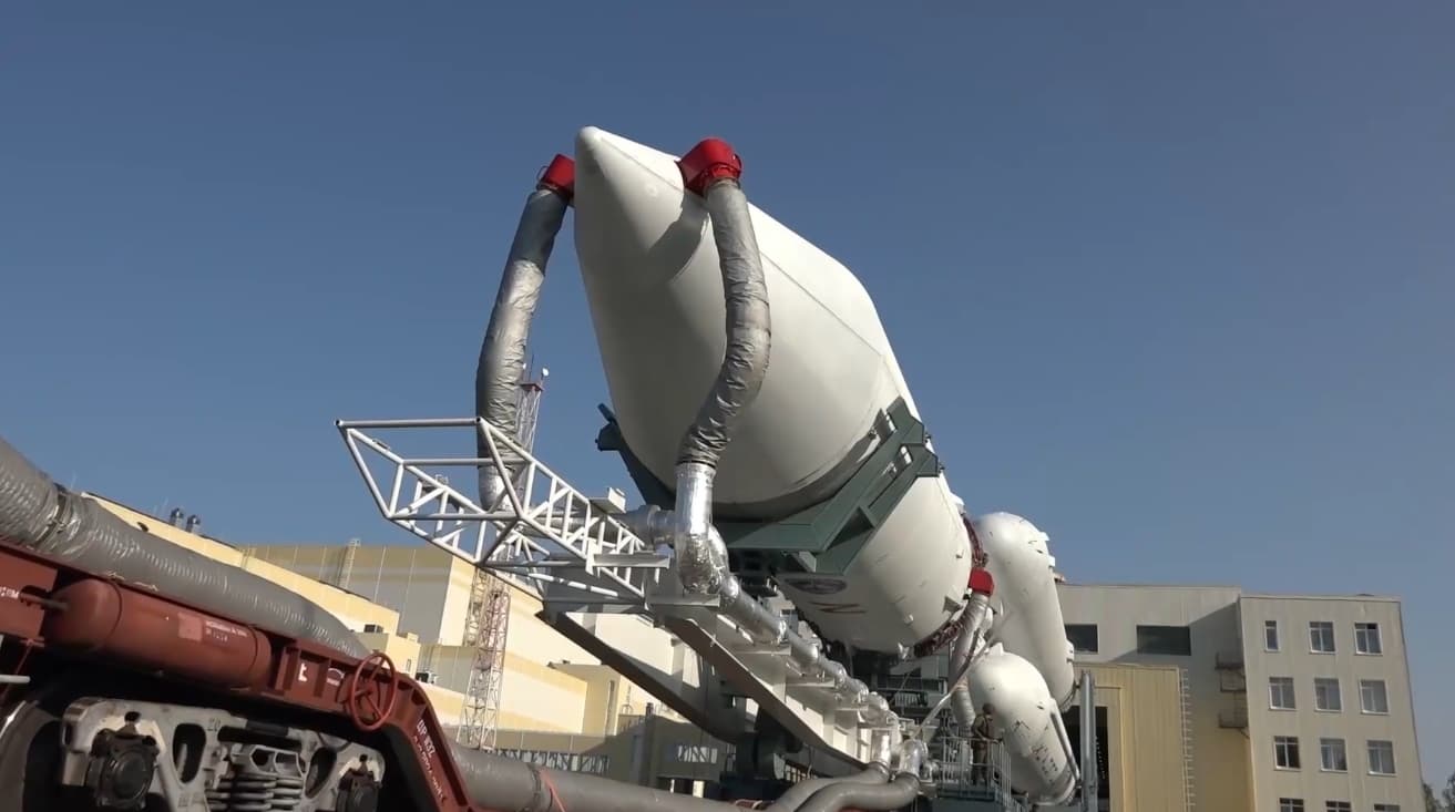 Космическая ракета перед пуском