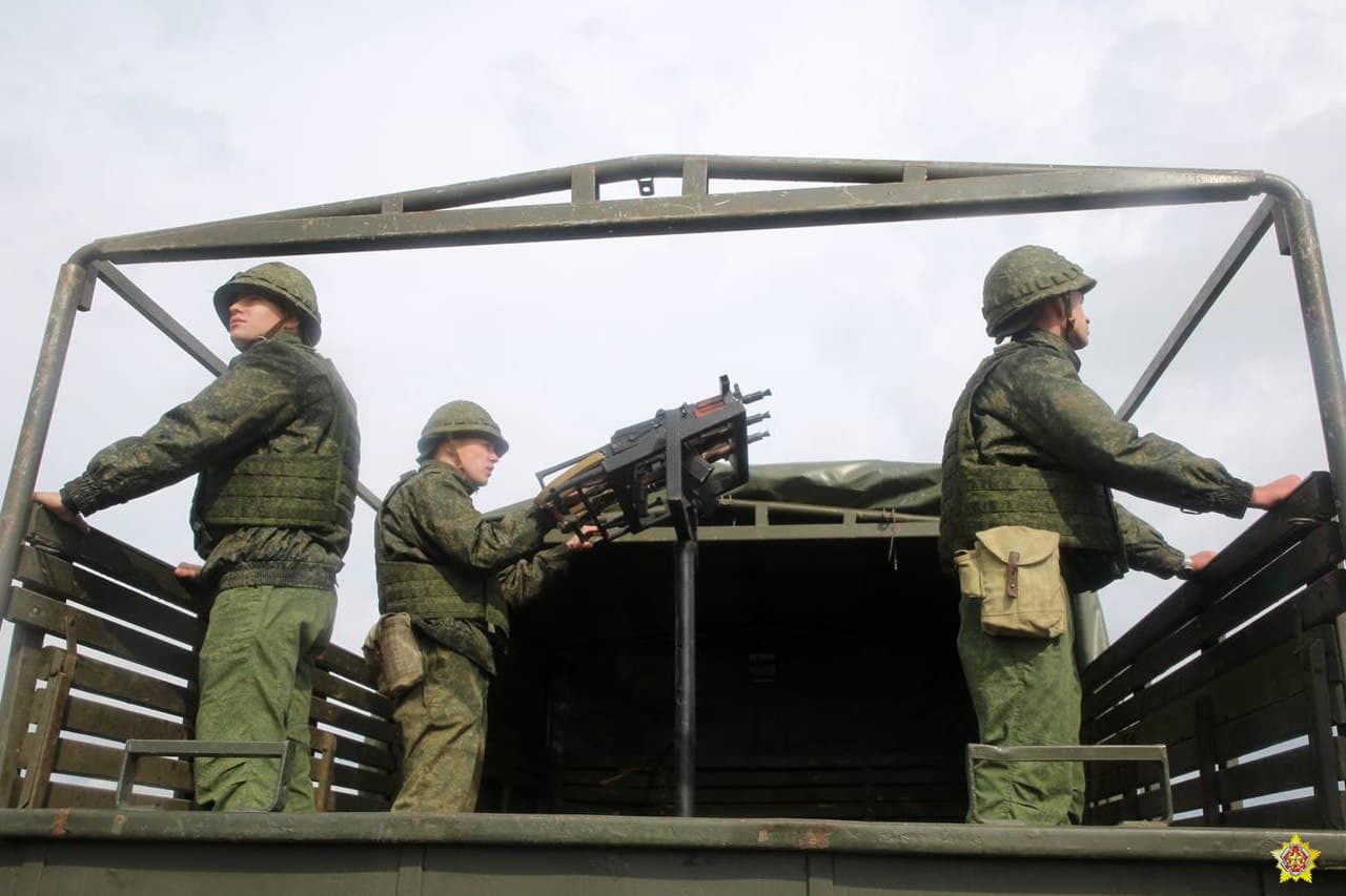 Зенитное орудие из трёх спаренных АКС-74У