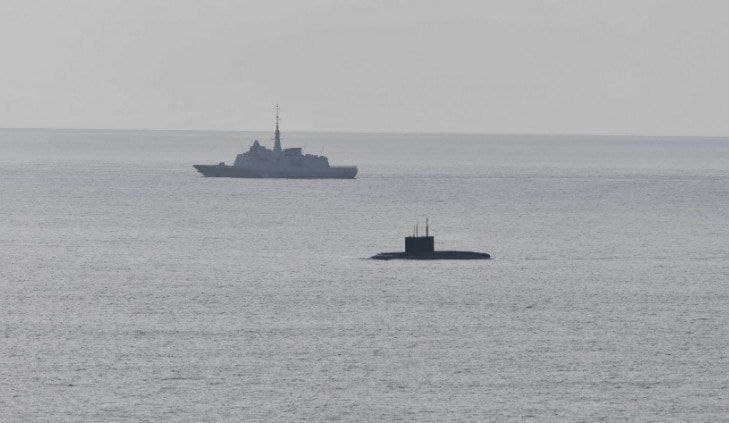 The "Novorossiysk" submarine of Project 636.3, accompanied by the tug "Yakov Grebelsky," off the coast of France
