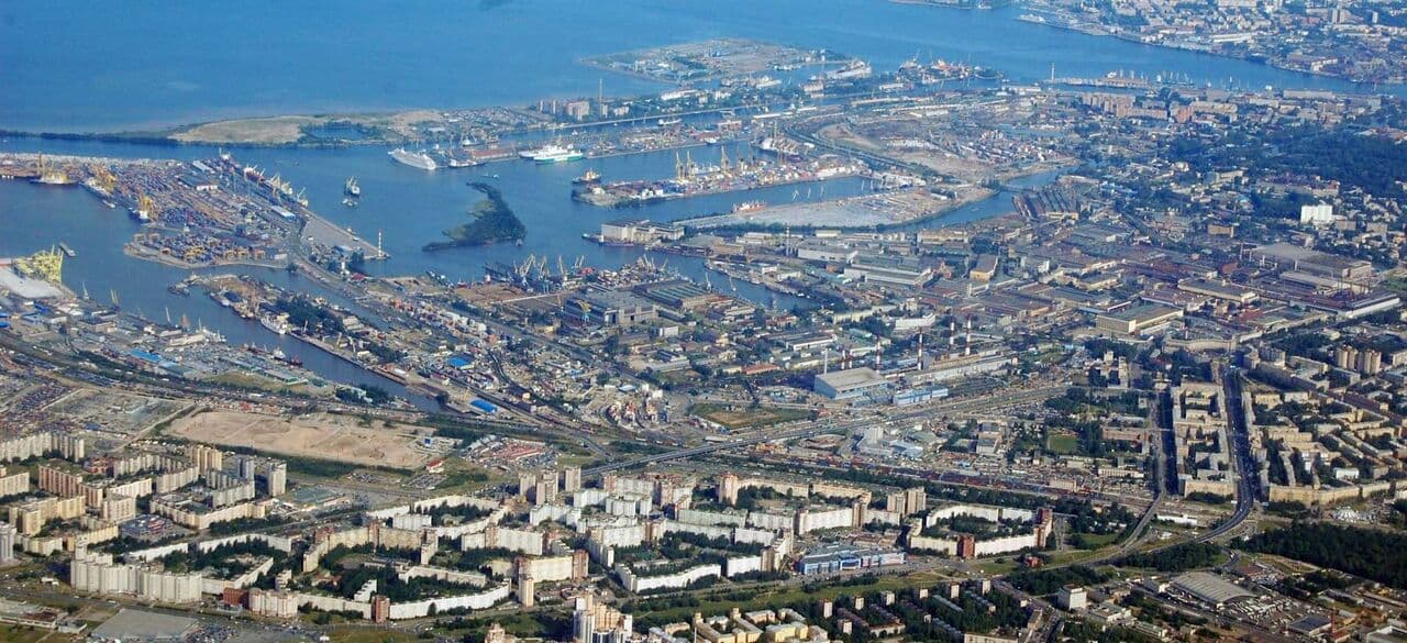 В центре Большого порта Санкт-Петербурга находится искусственный остров Кривая Дамба, который не заселён. Он появился в результате насыпных работ, проводившихся в ходе строительства порта в 1870-е годы.